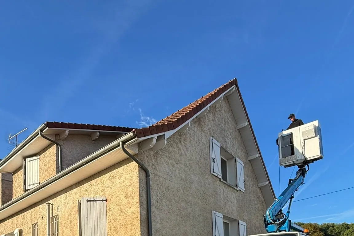 Nacelle installée devant une maison pour des travaux de toiture
