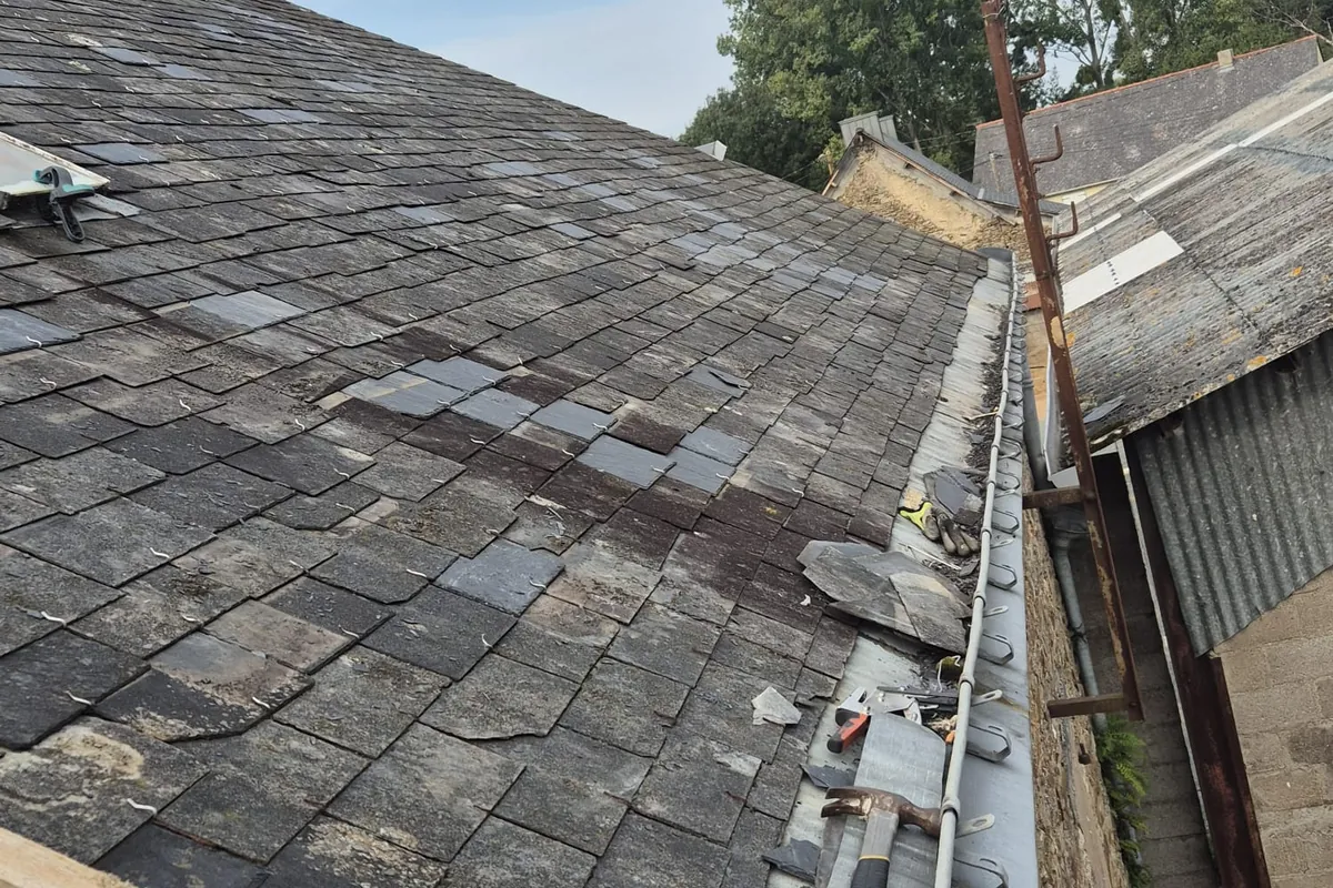 Chéneau et bas de pente d'une toiture en ardoises pendant les travaux