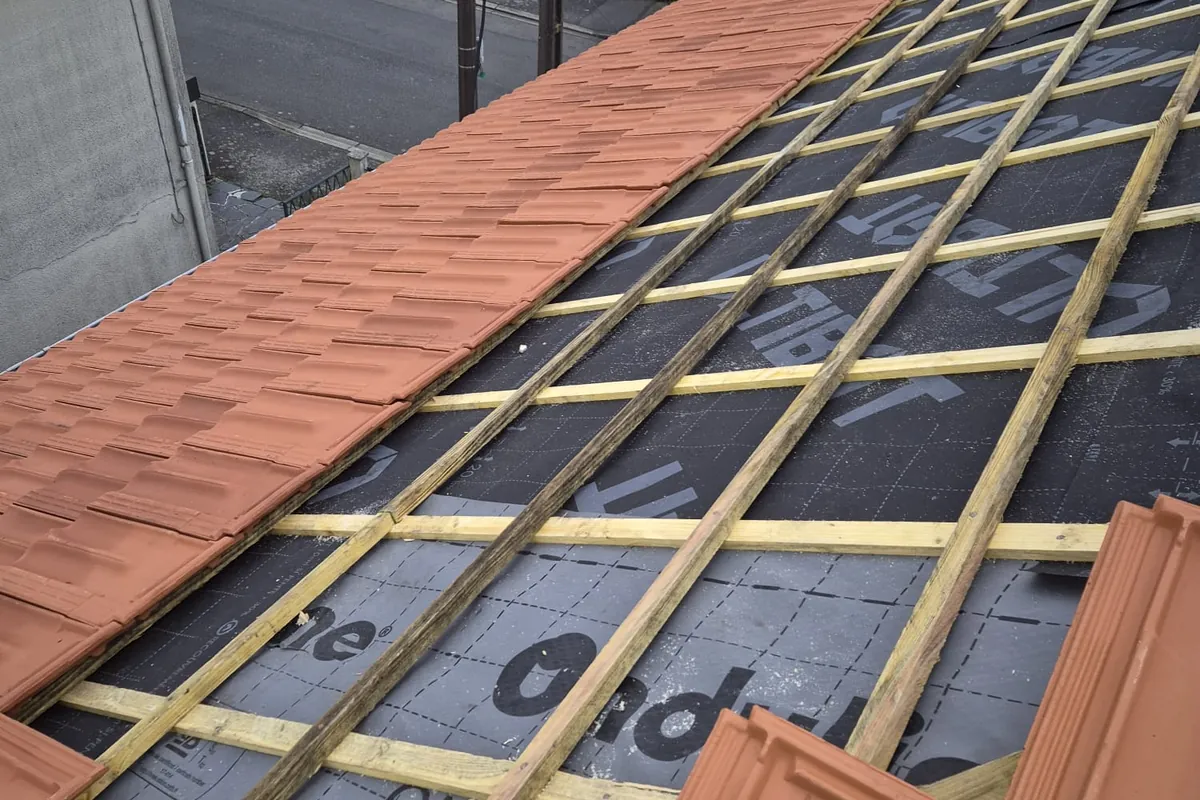 Liteaunage sur écran sous-toiture et pose des premières tuiles