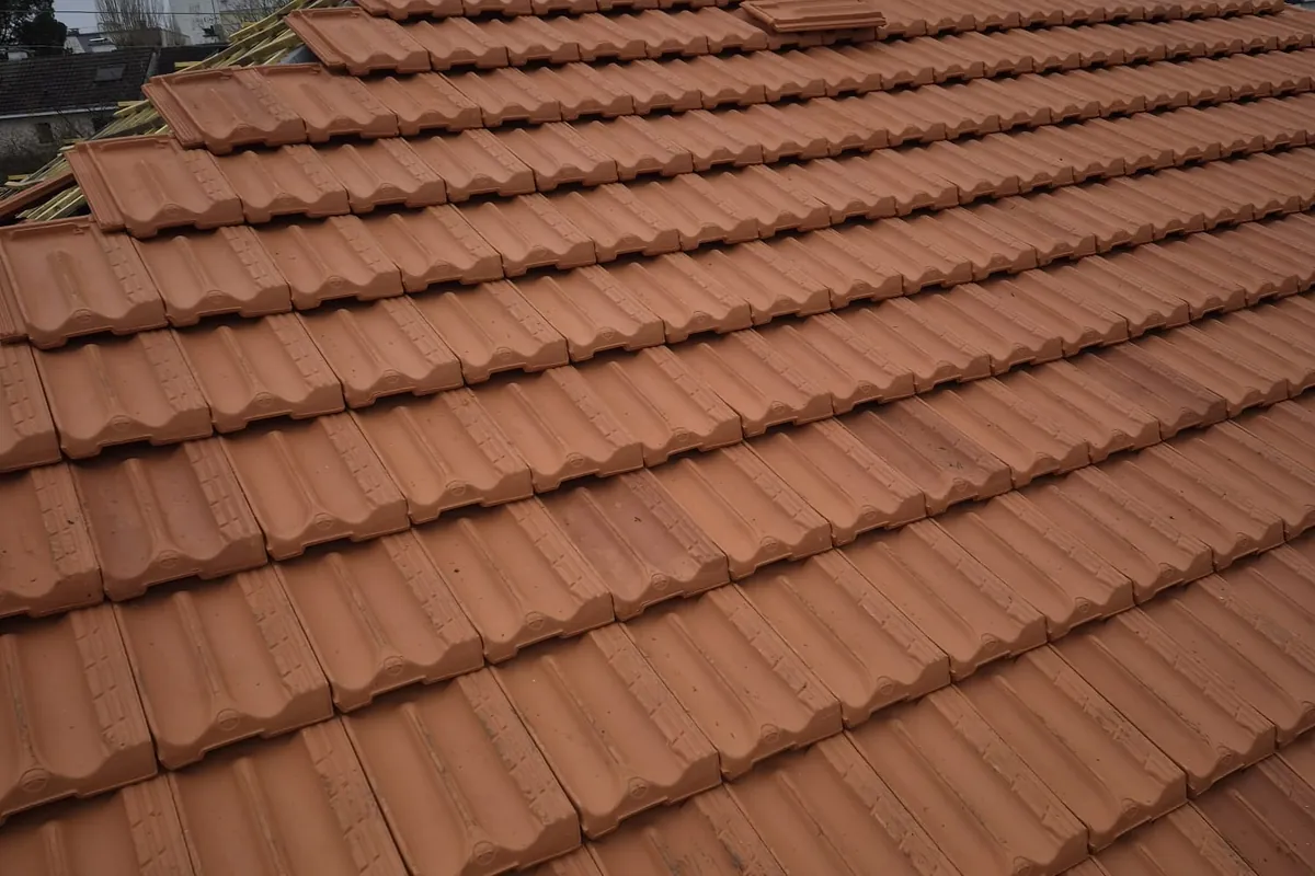 Toiture en tuiles terre cuite avec souches de cheminée